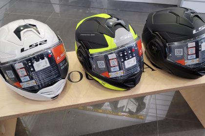 divers casques de moto