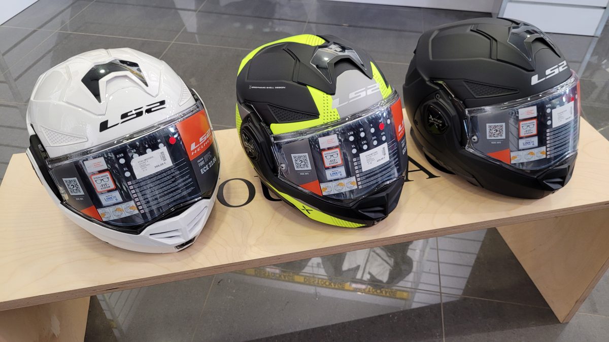 divers casques de moto