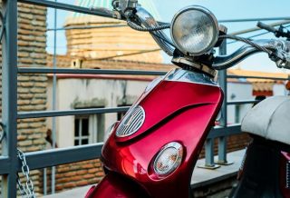 Un scooter électrique 50 cc