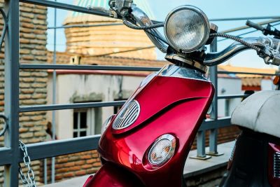 Un scooter électrique 50 cc
