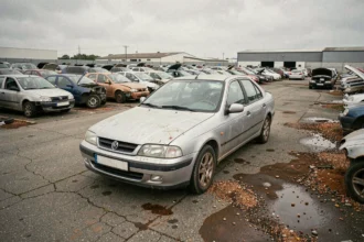 Casse automobile dans le 44 avec rangées de véhicules hors d'usage en Loire-Atlantique